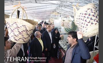 بازدید شهردار تهران از بازارچه مردم خرمشهر در کنار باغ موزه دفاع مقدس 14