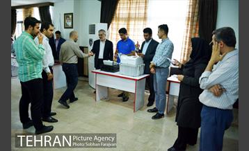 آموزش نحوه عملکرد دستگاه رای گیری الکترونیکی برای اعضای ستاد انتخابات شورایاری ها 8