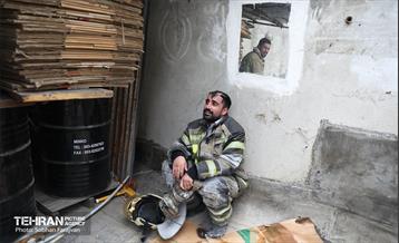 آتش‌سوزی انبار چسب در بازار تهران 41