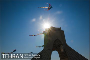 همایش زنگ تحرک و جشنواره بادبادک ها در میدان آزادی 30