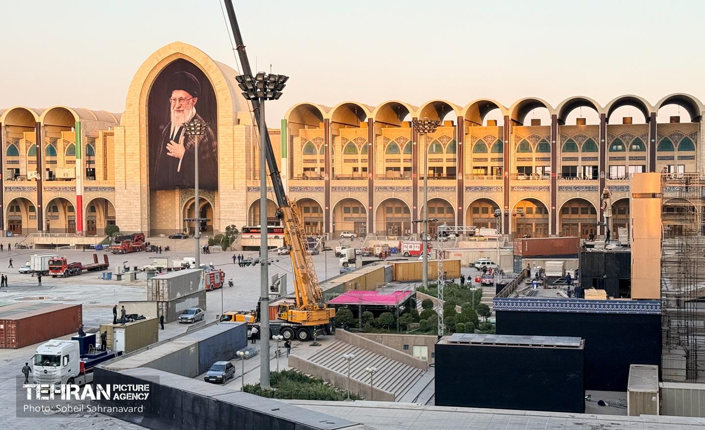 آماده سازی مصلی امام خمینی(ره) در آستانه مراسم وداع با رهبر شهید