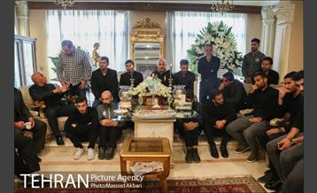 حضور بازیکنان و مربیان تیم استقلال در منزل مرحوم پورحیدری‎ 6