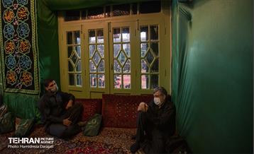 ایوان شرقی مختص بانوان و ایوان غربی برای آقایان می باشد و ضلع جنوبی حیاط منبر قرار دارد که کانون دید همه شرکت کنندگان است .