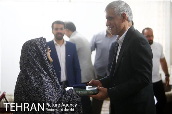 دیدار شهردار از خانواده شهید طباطبایی نیا 22