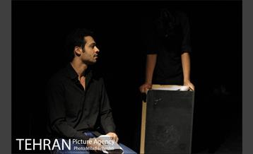 نمایشنامه خوانی او فقط خسته بود‎ 2