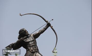 رونمایی از مجسمه آرش کمانگیر در میدان ونک 5