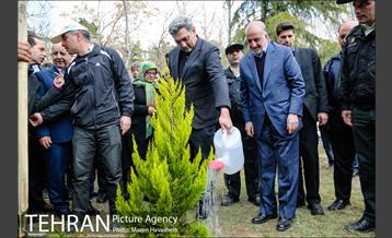 آیین کاشت درخت در بیمارستان شریعتی توسط شهردار تهران 27