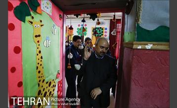 بازدید مدیر کل دفتر شهردار تهران از مدرسه صبح رویش 12