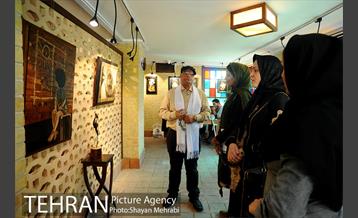 بازدید فاطمه دانشور عضو شورای شهر از نمایشگاه هنری  "فردا در آیینه" 3