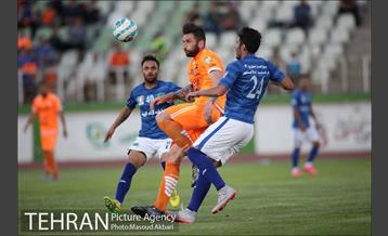دیدار تیم های فوتبال سایپا و صنعت نفت آبادان