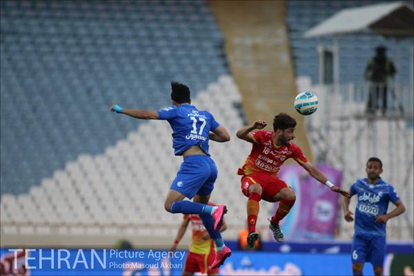 دیدار تیم های فوتبال استقلال و فولاد خوزستان