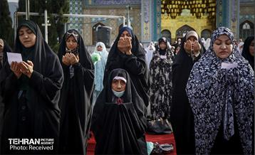 اقامه نماز عید فطر در امامزادگان پنج تن لویزان  13