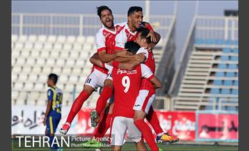 دیدار تیم‌های فوتبال گسترش فولاد و پرسپولیس 2