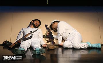 نمایش پیرزنی که در زمین خانه داشت‎ 1