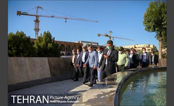 نصب اولین یادبود شهدا در میدان امام خمینی 15