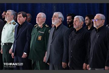 مراسم اقامه نماز بر پیکر آقای شهید ایران 52