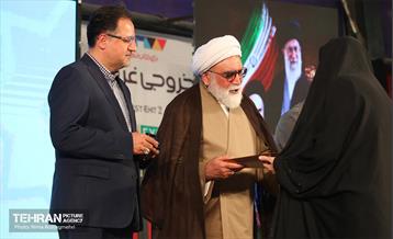 اهتزاز پرچم سبز رضوی بر فراز برج پرچم ایران 4