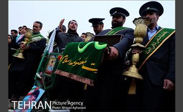 غبارروبی مزار شهدای آتش نشان باحضور خادمین حرم معصومه (س) 15