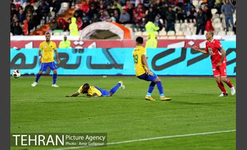 دیدار تیم‌های فوتبال پرسپولیس - صنعت نفت آبادان 8