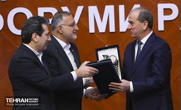 تقدیم لوح ریاست دوره‌ای مجمع شهرداران آسیایی به معاون اول شهرداری دوشنبه