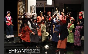 نمایش راپورت های شبانه دکتر مصدق‎ 17