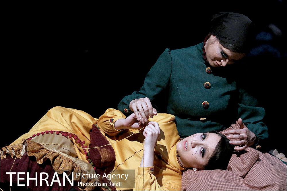 نمایش خانه‌اى در انتهاى خیابان بهار 22