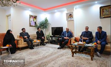 قرار خدمت؛ دیدار شهردار تهران با خانواده شهید آرمان علی وردی 7