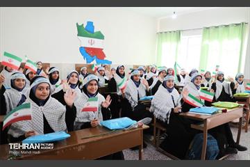 آیین نواختن زنگ بازگشایی دبیرستان دخترانه میثاق 2