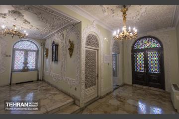 دور پنجره ها، درها و سقف پاگرد طبقه اول اثر استاد یحیی یحیی پور و بخشی از سرسرا هنر حاج علی شیخی است.
