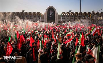 مراسم اقامه نماز بر پیکر آقای شهید ایران 8
