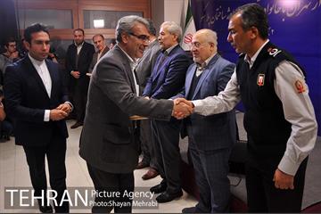 تجلیل از خانواده شهدای آتش‌نشان حادثه پلاسکو با حضور شهردار تهران 45