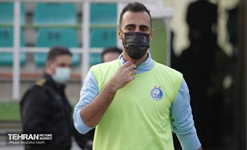 دیدار تیم‌های فوتبال پیکان و استقلال 1