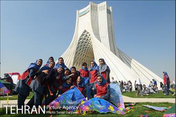همایش زنگ تحرک و جشنواره بادبادک ها در میدان آزادی 38