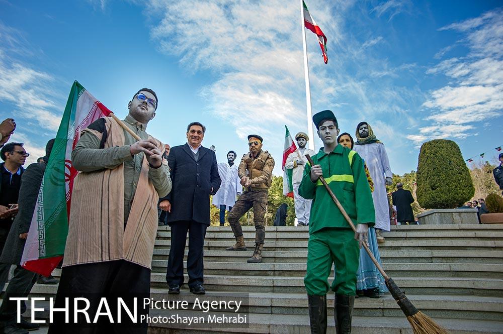 در آغاز چهلمین فجر انقلاب، آیین اهتزاز بزرگترین پرچم مقدس کشورمان با حضور شهردار تهران 42