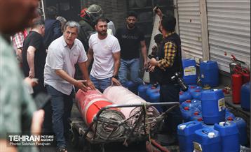 آتش‌سوزی انبار چسب در بازار تهران 2