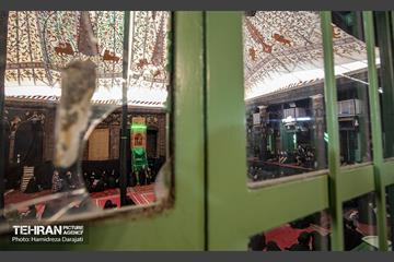 مراسم تکیه سادات اخوی از اول صبح تا ظهر است و مداحان مرتبا عوض می‌شوند و پشت سر هم روضه ادامه دارد