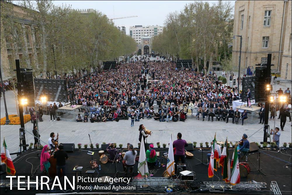 کنسرت گروه رستاک در میدان مشق 32