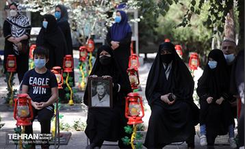 نواخته شدن زنگ دانش آموز شهید در قطعه شهدای گمنام 10