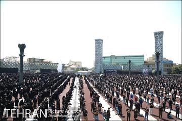 مراسم عزاداری ظهر عاشورا در میدان امام حسین(ع) 17