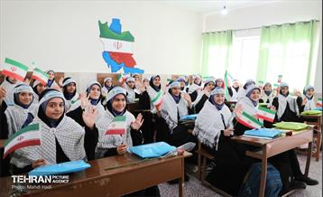 آیین نواختن زنگ بازگشایی دبیرستان دخترانه میثاق 2