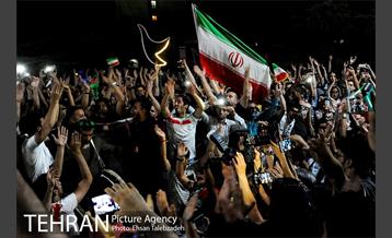 شادی مردم تهران پس از صعود تیم ملی فوتبال به جام جهانی 14