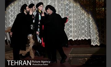 نمایش باغ آلبالو 17