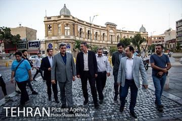 بازدید شهردار تهران از خسارت آتش سوزی اخیر میدان حسن آباد 15