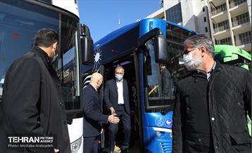 بـازدید شهردار تهران از اتوبوس‌های برقی و ون‌های ویژه جانبازان و معلولان 6