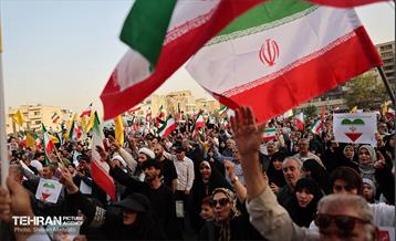 اجتماع مردمی در حمایت و تشکر از نیروهای مسلح در میدان انقلاب 30