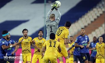 دیدار تیم‌های فوتبال استقلال و سپاهان 14