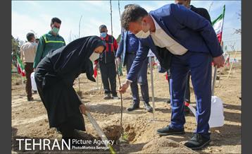 آیین بهره برداری از باغ راه شهدای مدافع سلامت 18