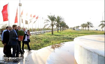 ادای احترام علیرضا زاکانی به مقام حاج قاسم سلیمانی در یادمان شهادت ۲ سردار مقاومت