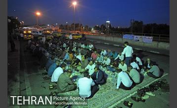 افطاری ساده در پایانه تاکسیرانی صادقیه 23