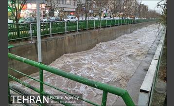 بازدید مدیران شهری از لایروبی و رسوب زدایی شبکه جمع آوری آبهای سطحی 31